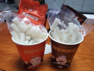 유비쿡 컵떡볶이 매운컵떡볶이2개/ 짜장컵떡볶이 2개  총 4개세트 — 4점을 준 리뷰어가 2021년 2월 올린 사용 사진