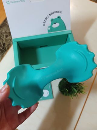 힐니스북 [힐마이넥]   거북목 통증완화를 위한 휴대용 목 안마기 — 5점을 준 리뷰어가 2022년 12월 올린 사용 사진