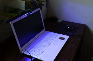 TOMO GRAPHY 나 있을땐 환한 조명 나 없을땐 확실한 살균 ★ DESK LIGHT & STERILIZER [ON] ★ — 5점을 준 리뷰어가 2021년 11월 올린 사용 사진