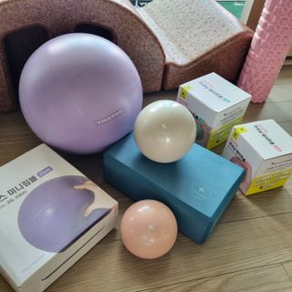[트라택] 홈 필라테스 SET [미니짐볼+웨이트볼(0.5kg&1kg+요가블럭] — 5점을 준 리뷰어가 2022년 7월 올린 사용 사진