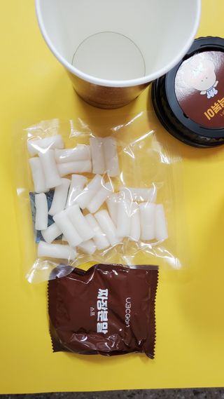유비쿡 컵떡볶이 매운컵떡볶이2개/ 짜장컵떡볶이 2개  총 4개세트 — 5점을 준 리뷰어가 2021년 7월 올린 사용 사진