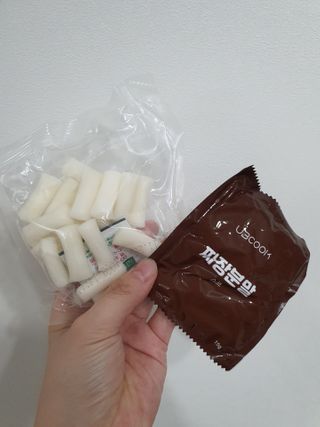 유비쿡 컵떡볶이 매운컵떡볶이2개/ 짜장컵떡볶이 2개  총 4개세트 — 5점을 준 리뷰어가 2021년 2월 올린 사용 사진