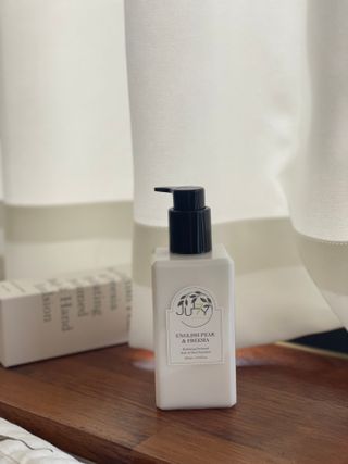 줄라이 모닝 _ JULY MORNING 줄라이모닝 하이드레이팅 퍼퓸드 바디앤핸드 에멀젼 — 5점을 준 리뷰어가 2021년 10월 올린 사용 사진