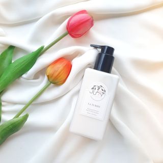 줄라이 모닝 _ JULY MORNING 줄라이모닝 하이드레이팅 퍼퓸드 바디앤핸드 에멀젼 — 5점을 준 리뷰어가 2021년 9월 올린 사용 사진