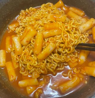 더밥  고추마녀 라볶이 +  나이스미 무설탕 현미후레이크 — 5점을 준 리뷰어가 2021년 10월 올린 사용 사진