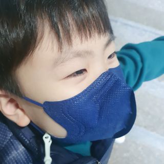 [블루 본 아이노우] 유아용 컬러마스크 40 PCS SET 2중 택 1 — 5점을 준 리뷰어가 2021년 5월 올린 사용 사진
