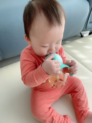 유비맘 트라이탄 코니빨대컵_컬러 랜덤 발송 — 3.5점을 준 리뷰어가 2021년 2월 올린 사용 사진