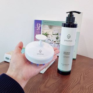 유메이 웰니스 샴푸 + 유메이 스칼프 브러쉬 — 5점을 준 리뷰어가 2021년 11월 올린 사용 사진