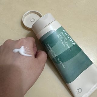 [후르디아] 올리브영 저자극 비건바디로션 — 5점을 준 리뷰어가 2023년 1월 올린 사용 사진