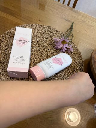 위시스 프리미엄 글루타치온  화이트닝 바디로션 — 5점을 준 리뷰어가 2022년 12월 올린 사용 사진
