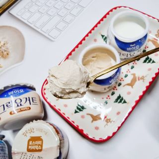 매일바이오 그릭요거트 오리지널 플레인 4개, 로스터리 커피믹스 4개 — 5점을 준 리뷰어가 2021년 12월 올린 사용 사진
