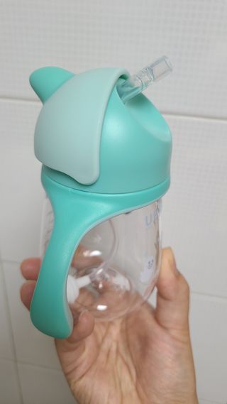 유비맘 트라이탄 코니빨대컵_컬러 랜덤 발송 — 5점을 준 리뷰어가 2021년 3월 올린 사용 사진