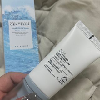 [스킨1004] 마다가스카르 센텔라 히알루-시카 워터핏 선세럼 50ml — 5점을 준 리뷰어가 2024년 5월 올린 사용 사진