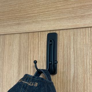 [3M 코맨드] 가방걸이 다용도훅 + 욕실용 매트블랙 더블훅 — 5점을 준 리뷰어가 2024년 7월 올린 사용 사진