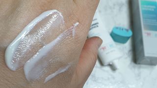 리더스코스메틱 리더스 카밍 바이오틱스 선 에센스 SPF 50+ PA++++ — 5점을 준 리뷰어가 2022년 8월 올린 사용 사진