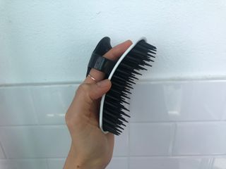 온가족 시원한샴푸 깨끗한두피 샴푸브러쉬 두피스케일링 히트팡블랙에디션 — 5점을 준 리뷰어가 2021년 8월 올린 사용 사진
