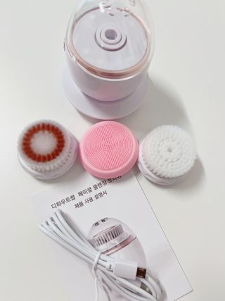 디하우트 랩 디하우트랩 클렌징 피부관리기 진동클렌저 실리콘+2종 인조모 브러시 — 5점을 준 리뷰어가 2021년 12월 올린 사용 사진