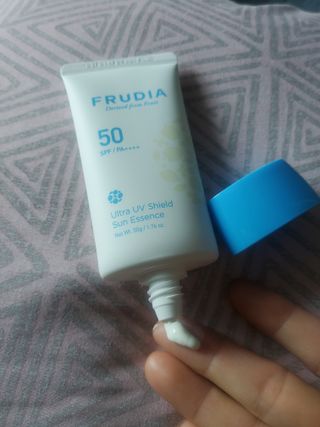 틱톡 [후르디아] 백탁NO! 화잘먹 수분광 선 에센스✨ — 5점을 준 리뷰어가 2023년 8월 올린 사용 사진
