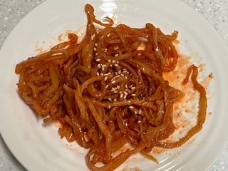 하나마이 [마마쿡] 전 청와대 천상현 셰프의 밑반찬  5종세트(소고기 장조림+연근조림+진미채+간장김자반+새우김자반) — 5점을 준 리뷰어가 2023년 4월 올린 사용 사진