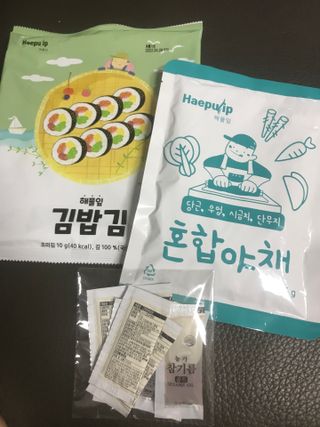 해풀잎 누구나 김밥*1ea [(혼합야채 35g *1ea,  김밥김 (5g, 5ea),  양념간장 (6g, 5ea), 참기름(5g, 2ea)] — 5점을 준 리뷰어가 2022년 7월 올린 사용 사진