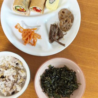 하나마이 [마마쿡] 전 청와대 천상현 셰프의 밑반찬  5종세트(소고기 장조림+연근조림+진미채+간장김자반+새우김자반) — 4점을 준 리뷰어가 2023년 4월 올린 사용 사진