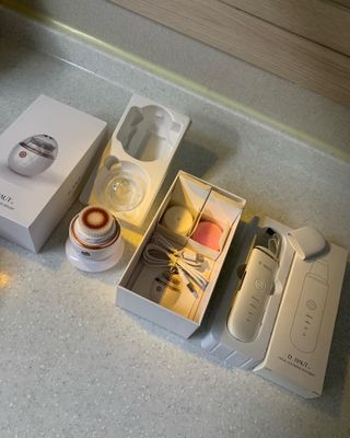 디하우트 랩 디하우트랩 클렌징 피부관리기 진동클렌저 실리콘+2종 인조모 브러시 — 5점을 준 리뷰어가 2021년 11월 올린 사용 사진