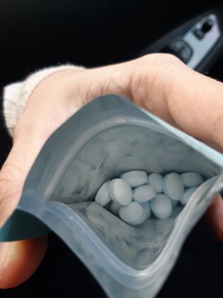 입 냄새 완화에 도움을 주는 에티켓 캔디 앳캔디 스트롱민트 — 4점을 준 리뷰어가 2021년 2월 올린 사용 사진