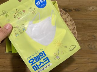 [심폐소생소] 오늘의마스크 KF94 소형 초등학생 어린이 마스크 — 5점을 준 리뷰어가 2021년 12월 올린 사용 사진
