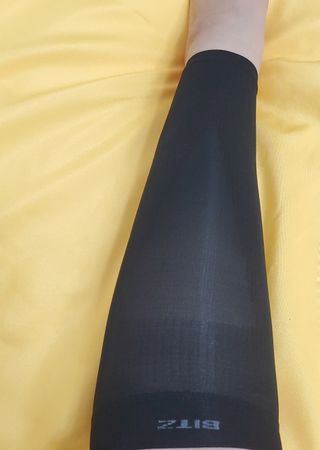 하트플로우 종아리 압박 밴드 스타킹 — 5점을 준 리뷰어가 2022년 8월 올린 사용 사진