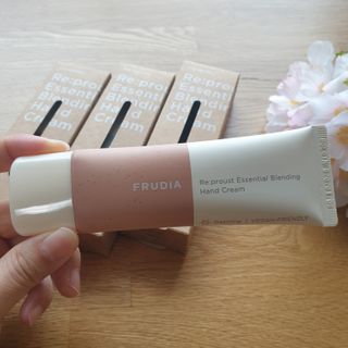 [후르디아] 끈적임 없는 착한성분 비건  핸드크림 3종 — 5점을 준 리뷰어가 2021년 2월 올린 사용 사진