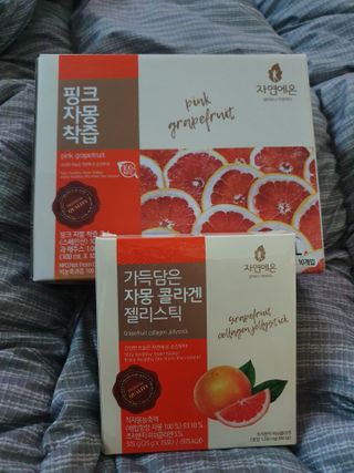 자연에온 핑크 자몽 착즙 100mL 10개입 1BOX +가 득담은 자몽 콜라겐 젤리스틱 1BOX — 5점을 준 리뷰어가 2021년 6월 올린 사용 사진