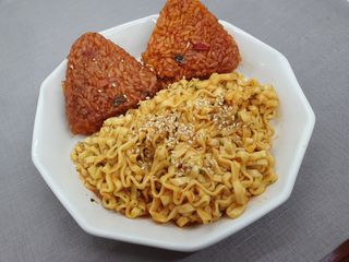 삼양냉동 [삼양] 불닭참치마요구운주먹밥+불닭볶음김치구운주먹밥 2세트구성 — 5점을 준 리뷰어가 2021년 2월 올린 사용 사진