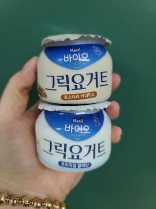 매일바이오 그릭요거트 오리지널 플레인 4개, 로스터리 커피믹스 4개 — 5점을 준 리뷰어가 2021년 12월 올린 사용 사진