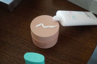 리더스코스메틱 리더스 카밍 바이오틱스 선 에센스 SPF 50+ PA++++ — 5점을 준 리뷰어가 2022년 6월 올린 사용 사진