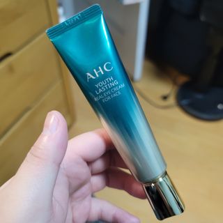 [NEW 탄력유턴 아이크림] AHC 유스 래스팅 리얼 아이크림 포 페이스 — 5점을 준 리뷰어가 2021년 2월 올린 사용 사진