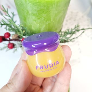 틱톡 [후르디아] 튼입술해결템 올리브영 블루베리 하이드레이팅 허니 립밤 — 5점을 준 리뷰어가 2023년 12월 올린 사용 사진