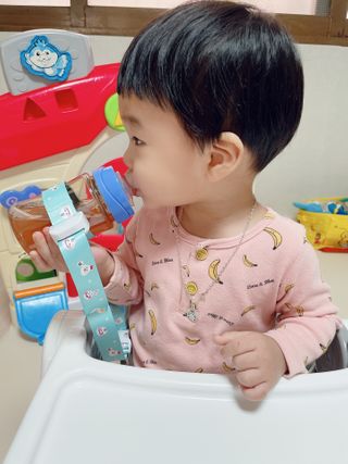 유비맘 젖병 빨대컵 다용도 홀더 1+1 _ 컬러 랜덤 발송 — 5점을 준 리뷰어가 2020년 12월 올린 사용 사진