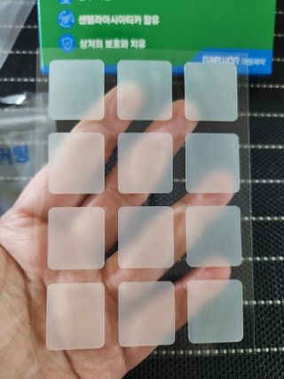 [큐어반H 커팅] 간편하게 떼서 쓰는 자외선차단 습윤밴드 (1팩/30매입) — 4점을 준 리뷰어가 2022년 11월 올린 사용 사진