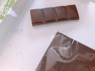 당류2g 자일리톨로 단맛을낸 슈카 퓨어비건 무설탕초콜릿 Xucker vegan 2개입 — 5점을 준 리뷰어가 2021년 4월 올린 사용 사진