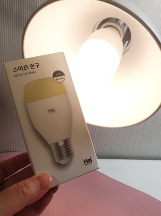 헤이홈 LED전구 화이트 스마트 전구 wifi 연결 스마트폰 연동 음성제어 원격제어 — 5점을 준 리뷰어가 2021년 5월 올린 사용 사진