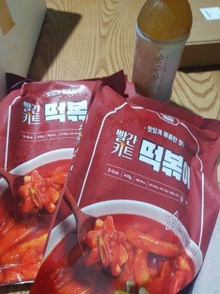 빨간키트 떡볶이 밀키트 2~3인분 매운맛 국물 떡볶이 만들기 쉬운 황금 레시피 분말 소스로 간편한 요리 — 5점을 준 리뷰어가 2021년 10월 올린 사용 사진