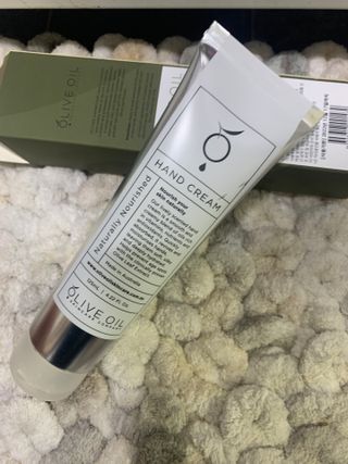 올리브 오일 스킨케어 컴퍼니 [OOSC] 보송보송한 내추럴리 너리시드 핸드크림 125ml — 1.5점을 준 리뷰어가 2021년 5월 올린 사용 사진