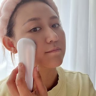올인원 피부관리 이야 갈바닉 마사지기 — 5점을 준 리뷰어가 2023년 3월 올린 사용 사진
