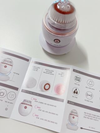디하우트 랩 디하우트랩 클렌징 피부관리기 진동클렌저 실리콘+2종 인조모 브러시 — 5점을 준 리뷰어가 2021년 12월 올린 사용 사진