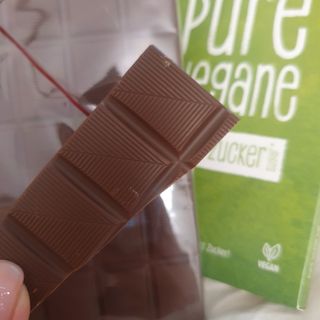 당류2g 자일리톨로 단맛을낸 슈카 퓨어비건 무설탕초콜릿 Xucker vegan 2개입 — 5점을 준 리뷰어가 2021년 4월 올린 사용 사진