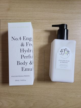 줄라이 모닝 _ JULY MORNING 줄라이모닝 하이드레이팅 퍼퓸드 바디앤핸드 에멀젼 — 5점을 준 리뷰어가 2021년 9월 올린 사용 사진