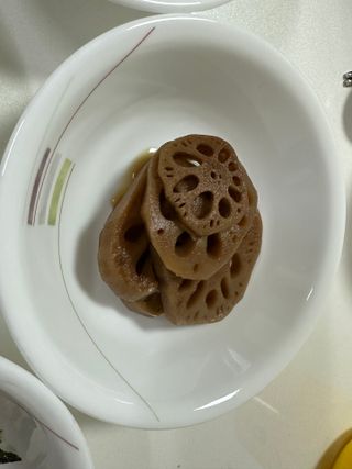 하나마이 [마마쿡] 전 청와대 천상현 셰프의 밑반찬  5종세트(소고기 장조림+연근조림+진미채+간장김자반+새우김자반) — 4점을 준 리뷰어가 2023년 4월 올린 사용 사진