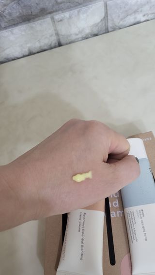 [후르디아] 끈적임 없는 착한성분 비건  핸드크림 3종 — 5점을 준 리뷰어가 2022년 2월 올린 사용 사진