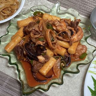 화끈한녀석들 새오똥400g 새우,오징어,똥집 볶음요리 소스,밀떡, 참기름 포함 — 4.5점을 준 리뷰어가 2022년 11월 올린 사용 사진