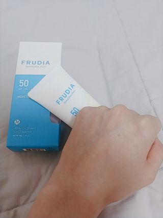 틱톡 [후르디아] 백탁NO! 화잘먹 수분광 선 에센스✨ — 5점을 준 리뷰어가 2023년 8월 올린 사용 사진
